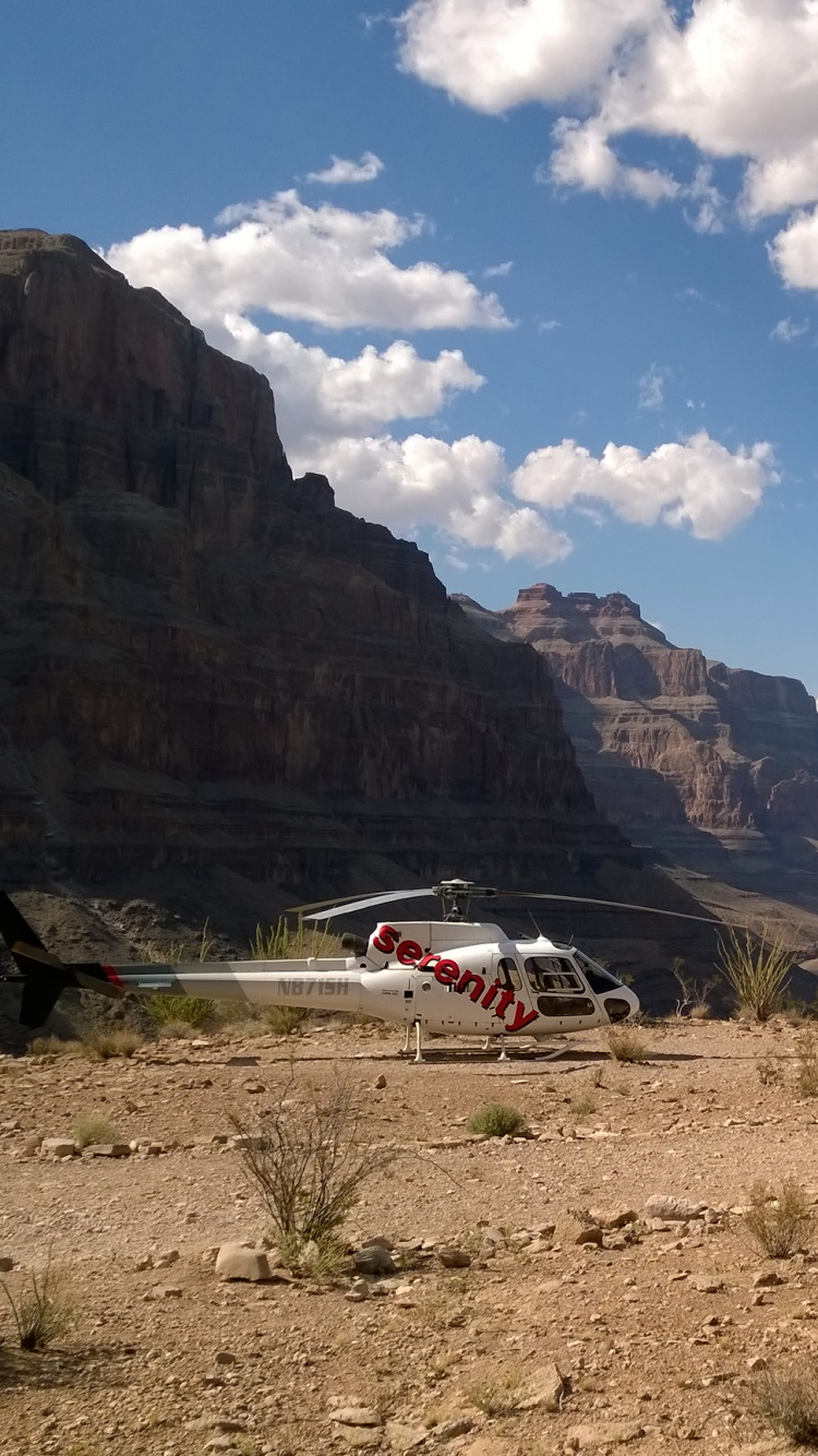 Coche Blanco y Rojo Sobre Arena Marrón Durante el Día. Wallpaper in 750x1334 Resolution