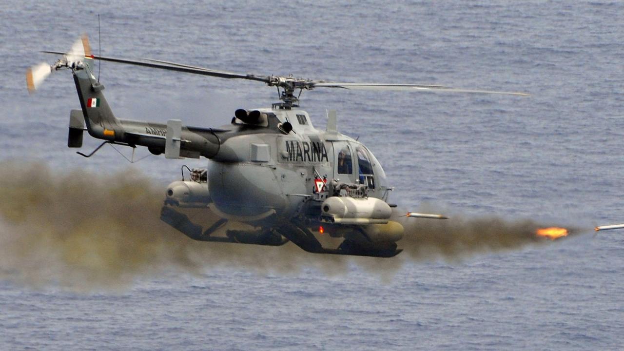 Gray and Black Helicopter Flying Over Sea During Daytime. Wallpaper in 1280x720 Resolution