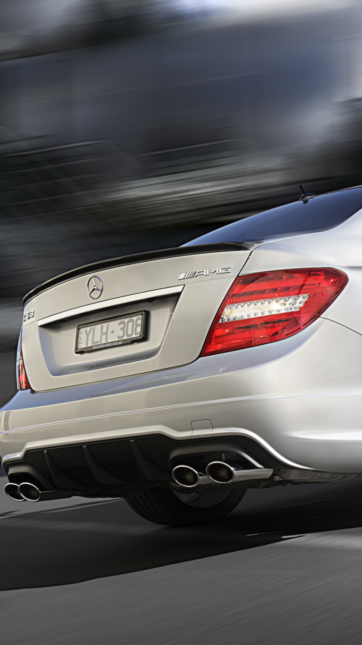 Mercedes Benz Coupé Blanc Sur Route. Wallpaper in 720x1280 Resolution