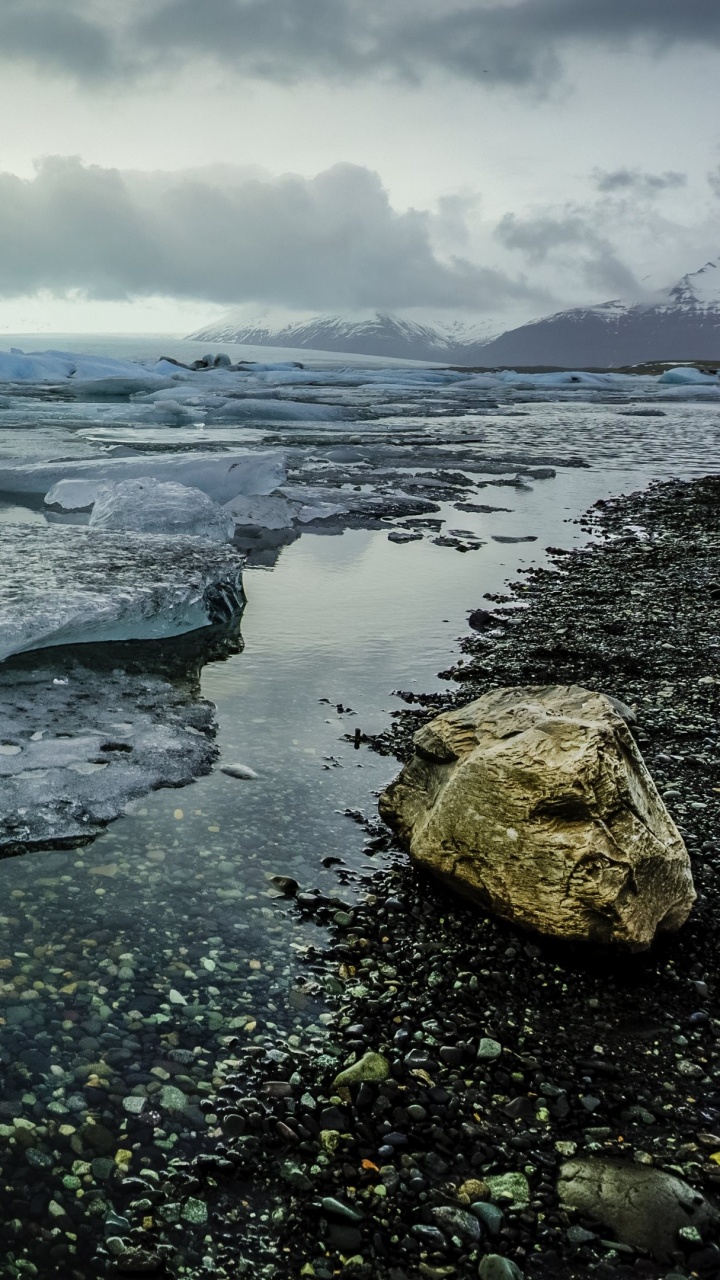 Gewässer Unter Bewölktem Himmel Tagsüber. Wallpaper in 720x1280 Resolution