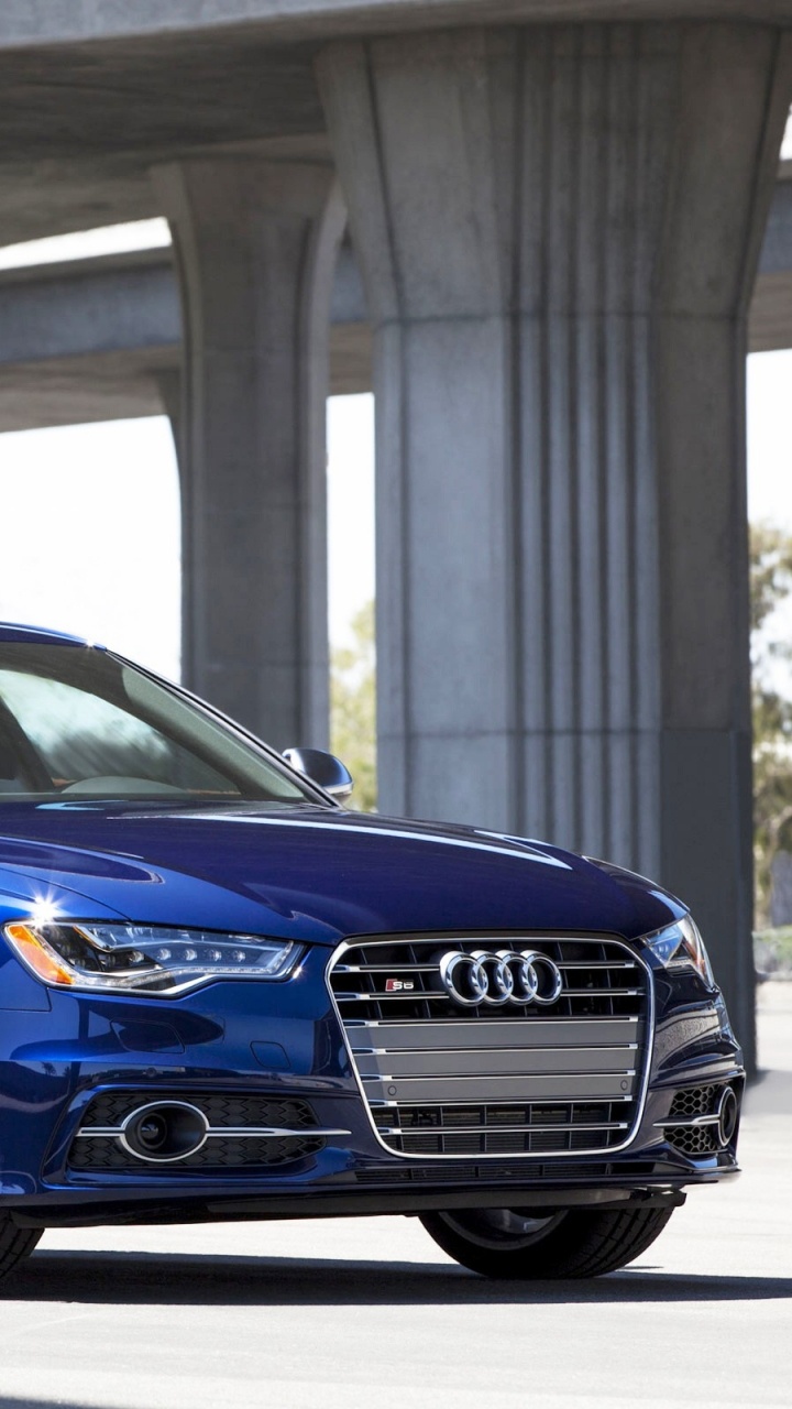 Blauer Bmw m 3 Tagsüber Auf Dem Parkplatz Geparkt. Wallpaper in 720x1280 Resolution