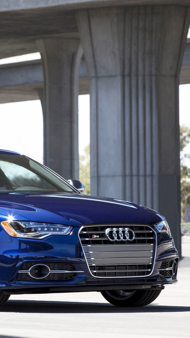 Blauer Bmw m 3 Tagsüber Auf Dem Parkplatz Geparkt. Wallpaper in 750x1334 Resolution