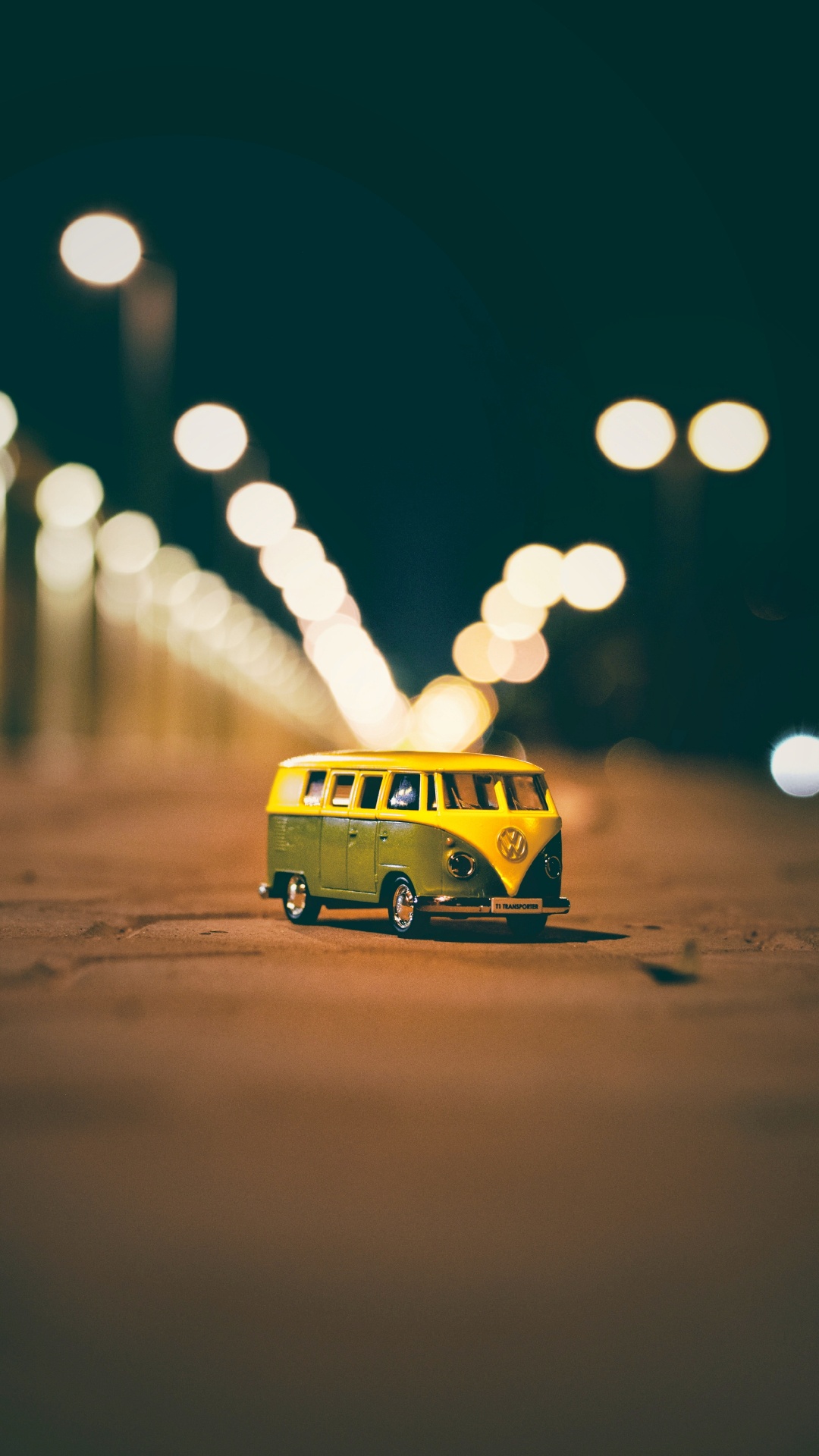 Autobús Amarillo en la Carretera Durante la Noche. Wallpaper in 1080x1920 Resolution