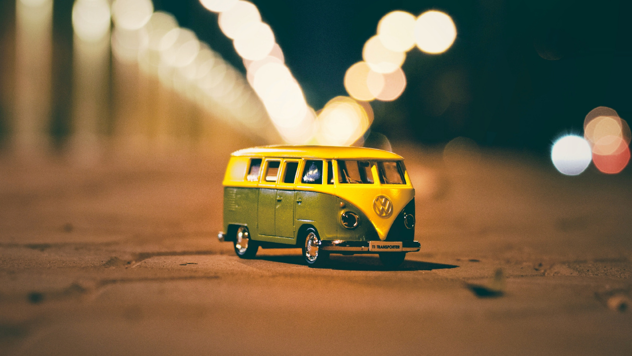 Autobús Amarillo en la Carretera Durante la Noche. Wallpaper in 1280x720 Resolution