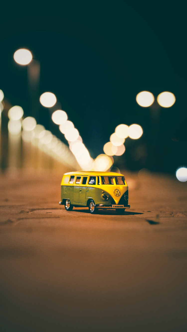 Autobús Amarillo en la Carretera Durante la Noche. Wallpaper in 750x1334 Resolution