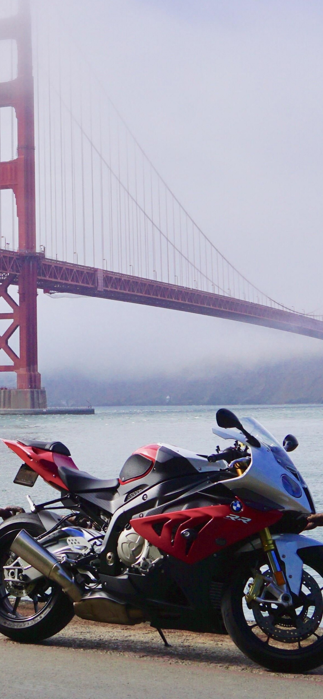 Motocicleta Roja y Negra Cerca Del Puente Golden Gate. Wallpaper in 1125x2436 Resolution