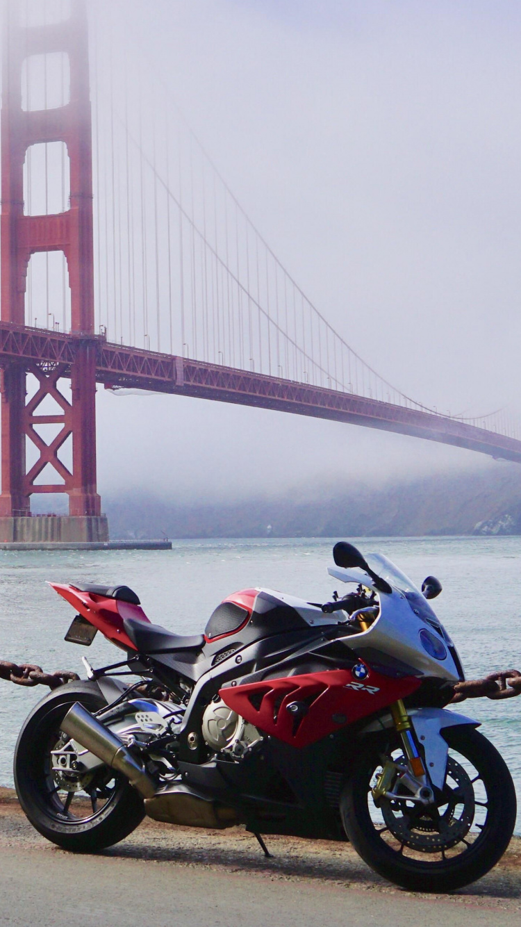 Motocicleta Roja y Negra Cerca Del Puente Golden Gate. Wallpaper in 750x1334 Resolution