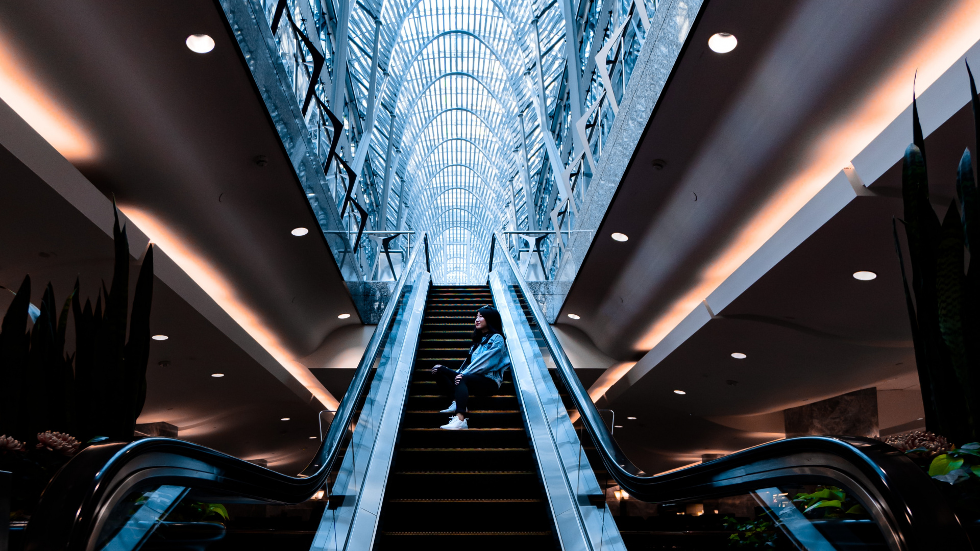 Blaue Und Schwarze Rolltreppe in Einem Gebäude. Wallpaper in 1920x1080 Resolution