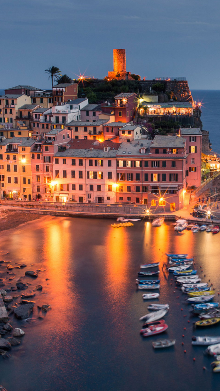 Immeubles de Grande Hauteur Près D'un Plan D'eau Pendant la Nuit. Wallpaper in 750x1334 Resolution