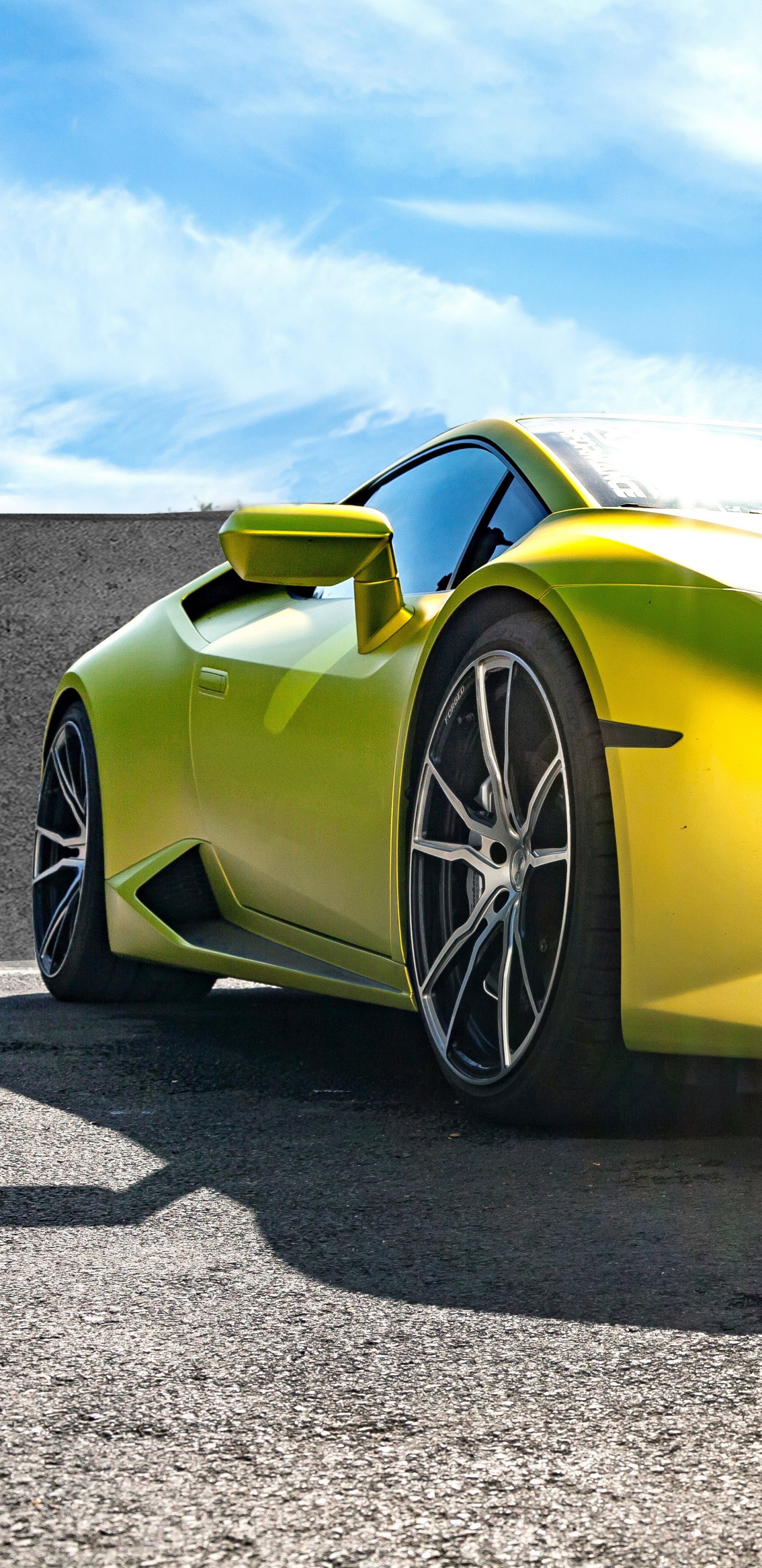 Lamborghini Aventador Jaune Sur Route Goudronnée Grise Pendant la Journée. Wallpaper in 1440x2960 Resolution