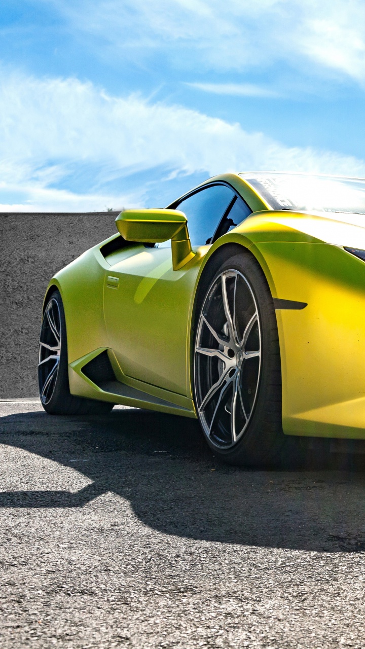 Lamborghini Aventador Jaune Sur Route Goudronnée Grise Pendant la Journée. Wallpaper in 720x1280 Resolution