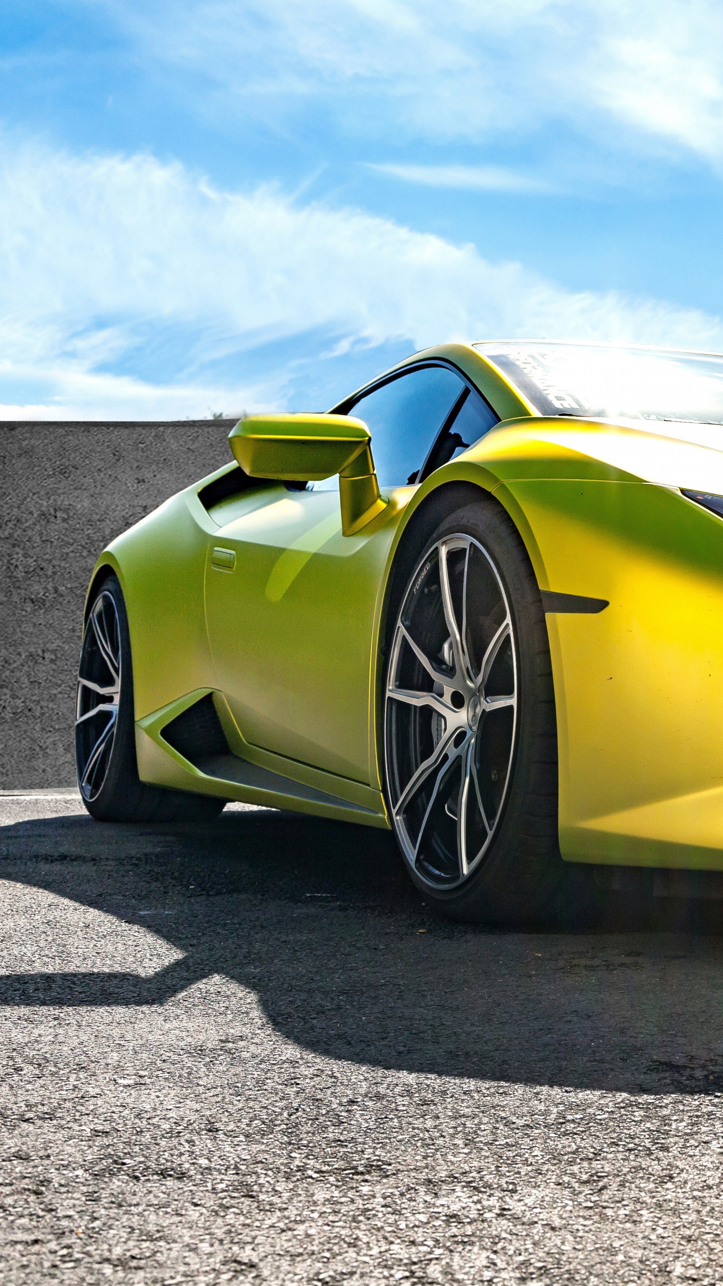 Lamborghini Aventador Amarillo Sobre Carretera de Asfalto Gris Durante el Día. Wallpaper in 1440x2560 Resolution