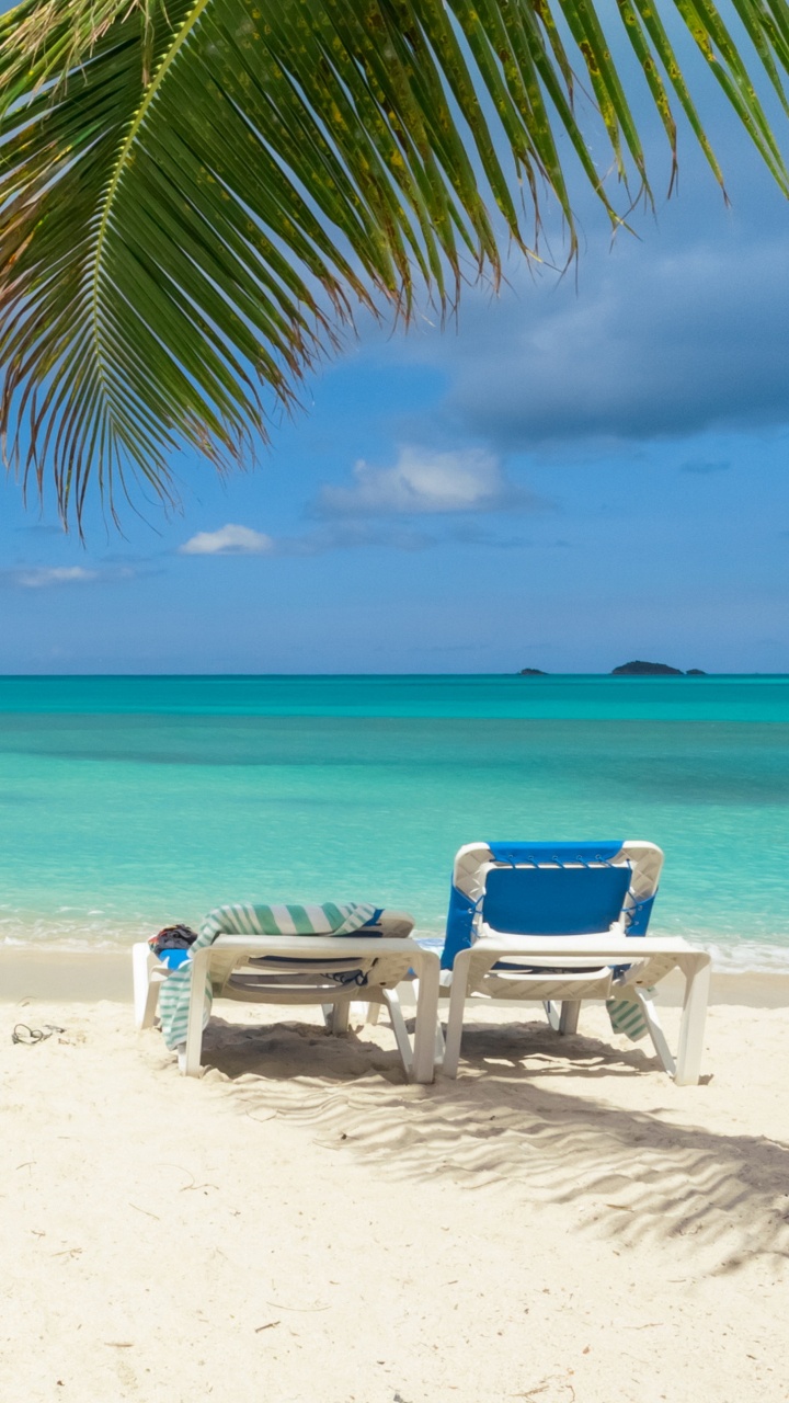 Chaise Longue Bleu et Blanc Sur la Plage Pendant la Journée. Wallpaper in 720x1280 Resolution