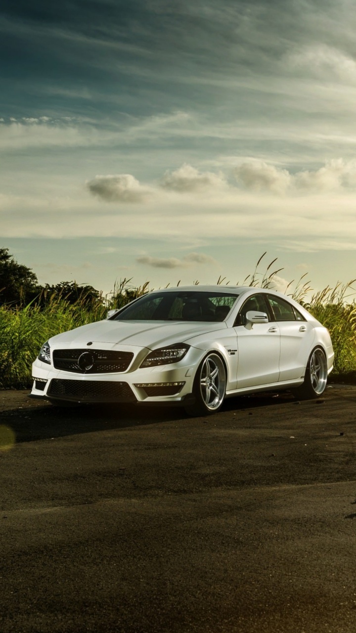 Weiße Limousine Tagsüber Unterwegs. Wallpaper in 720x1280 Resolution