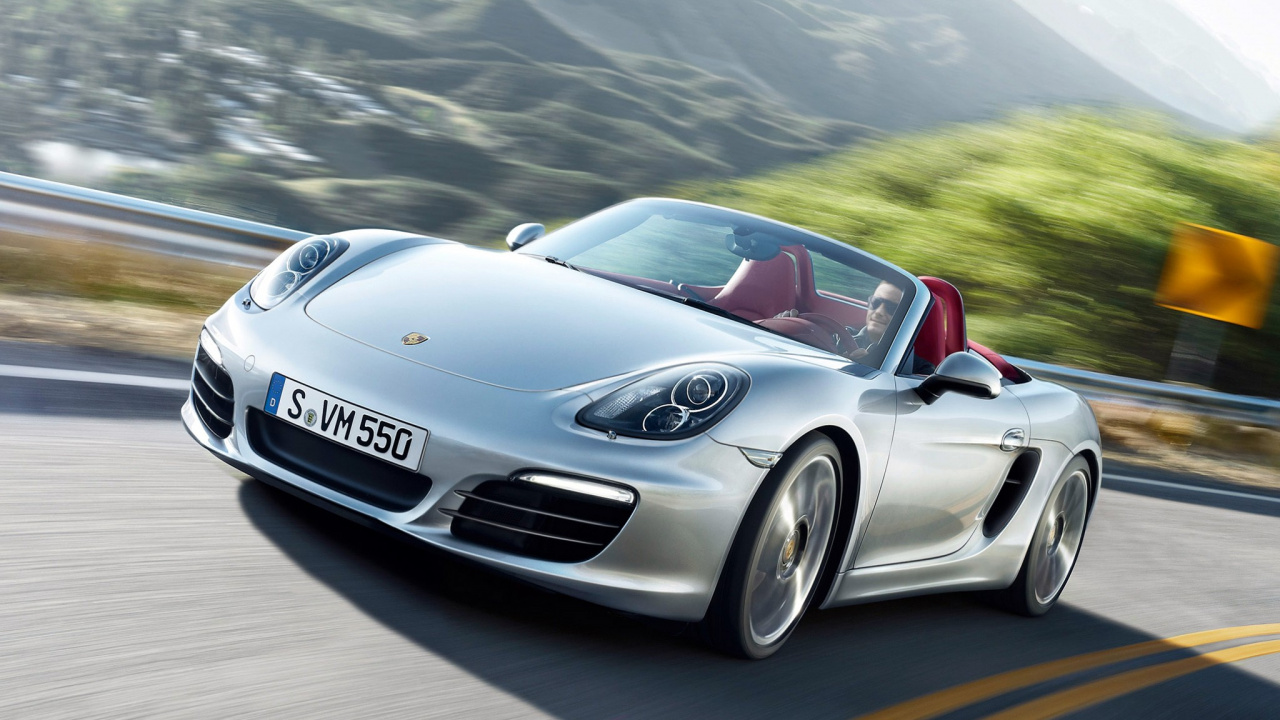 Porsche 911 Argent Sur Route Pendant la Journée. Wallpaper in 1280x720 Resolution