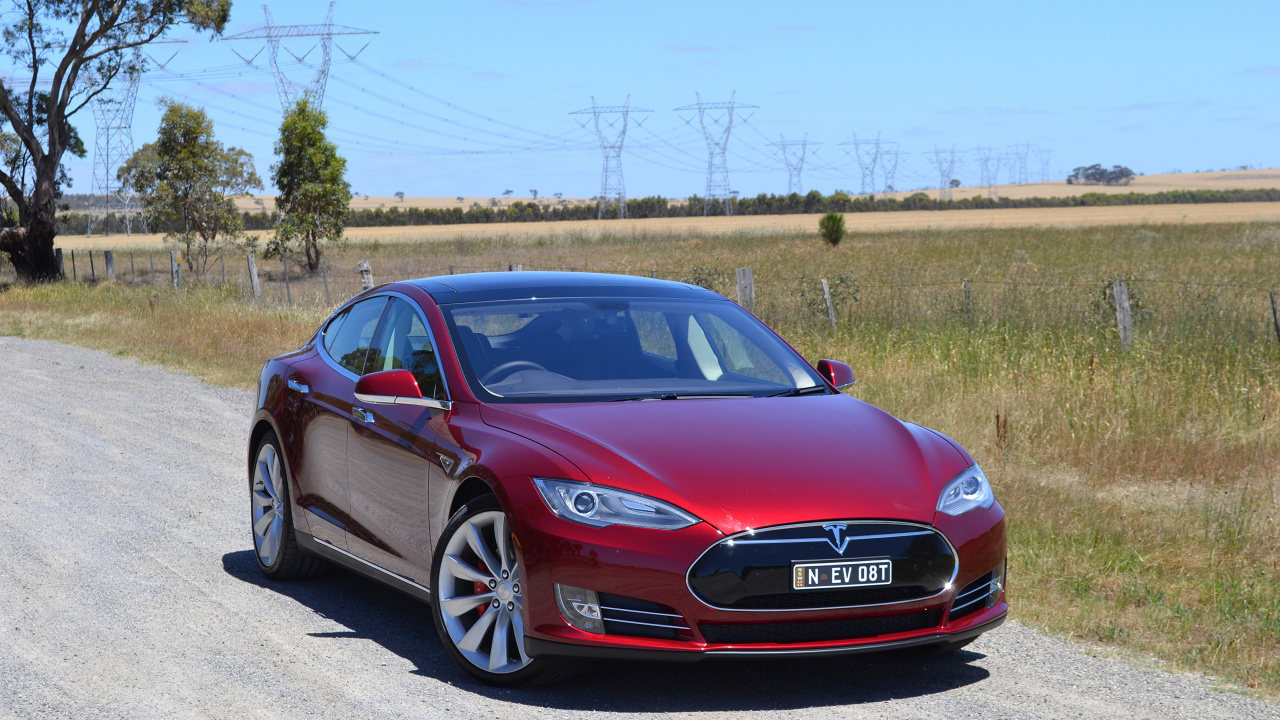 Audi Coupe Rojo en la Carretera Durante el Día. Wallpaper in 1280x720 Resolution