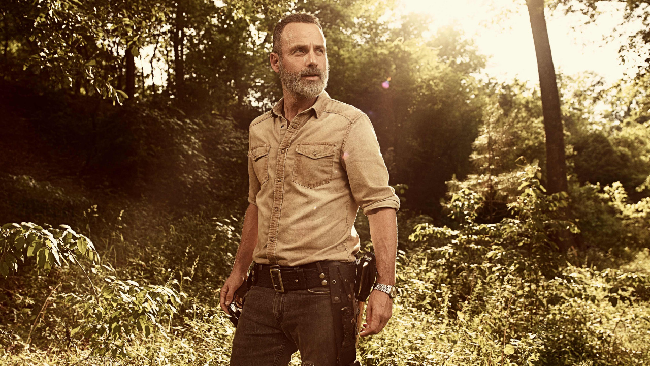 L'homme en Chemise Brune Debout Sur le Terrain D'herbe Verte Pendant la Journée. Wallpaper in 1280x720 Resolution