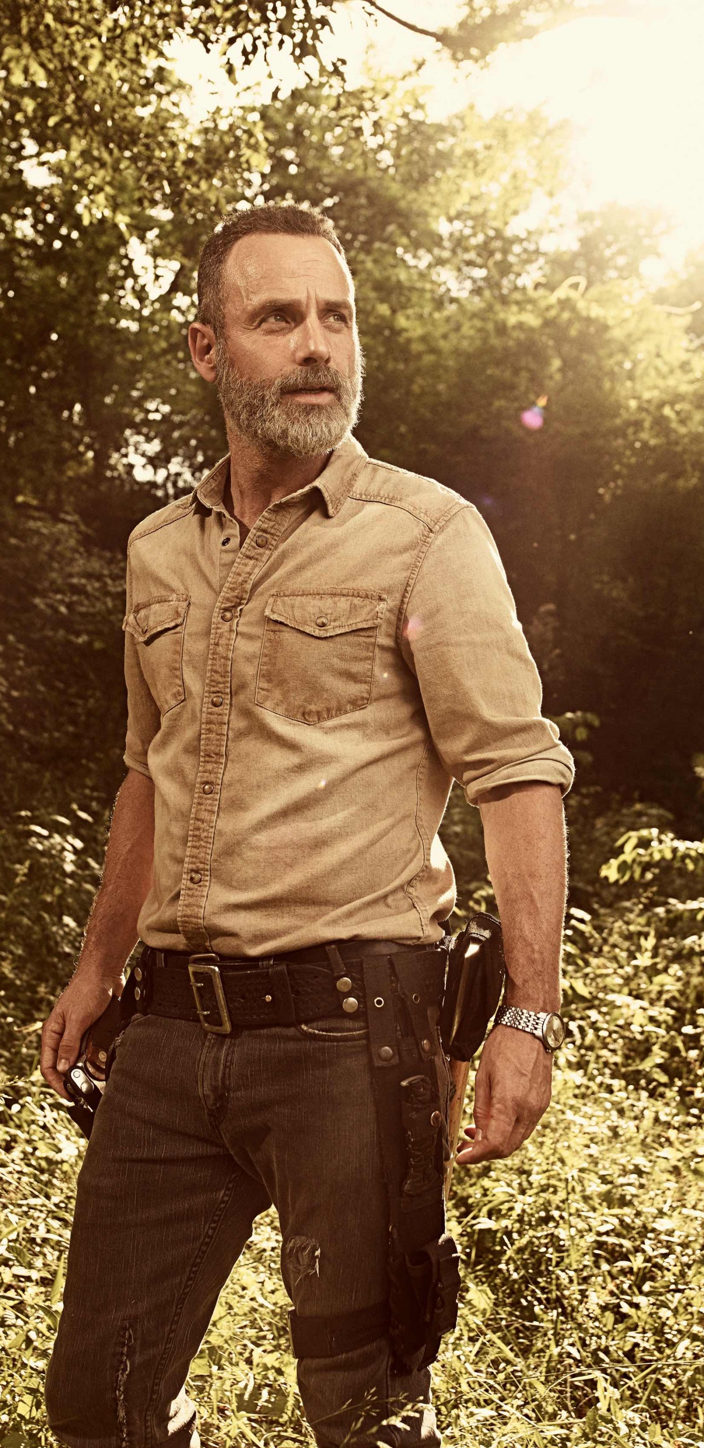 L'homme en Chemise Brune Debout Sur le Terrain D'herbe Verte Pendant la Journée. Wallpaper in 1440x2960 Resolution