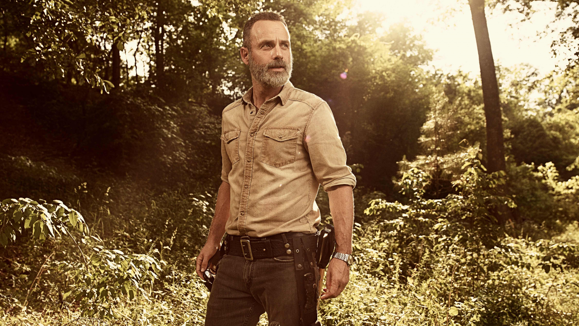 L'homme en Chemise Brune Debout Sur le Terrain D'herbe Verte Pendant la Journée. Wallpaper in 1920x1080 Resolution