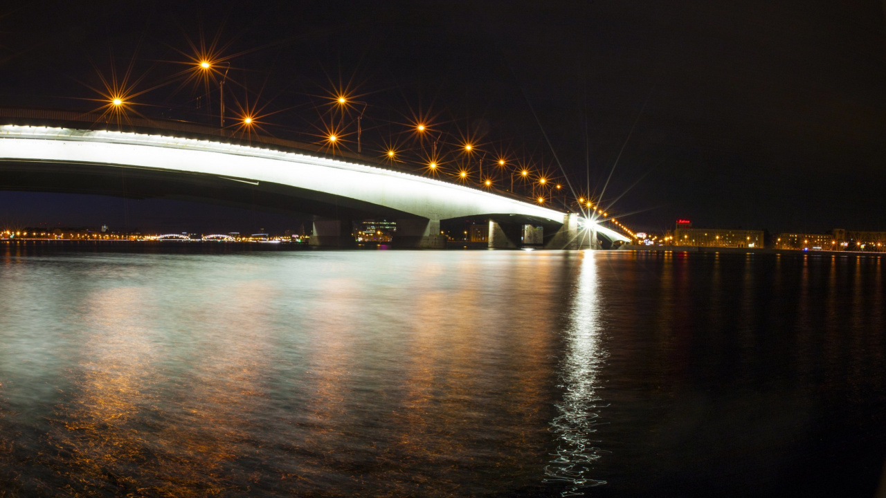 Weiße Brücke Über Dem Gewässer Während Der Nacht. Wallpaper in 1280x720 Resolution