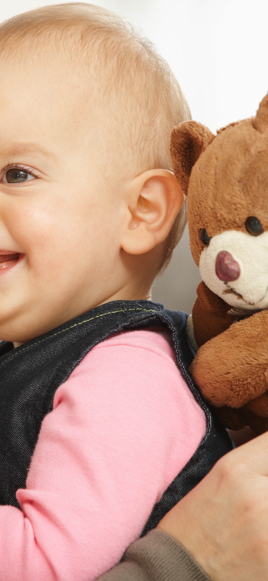 Kind, Stofftier, Mädchen, Ohr, Kinderbetreuung. Wallpaper in 1125x2436 Resolution