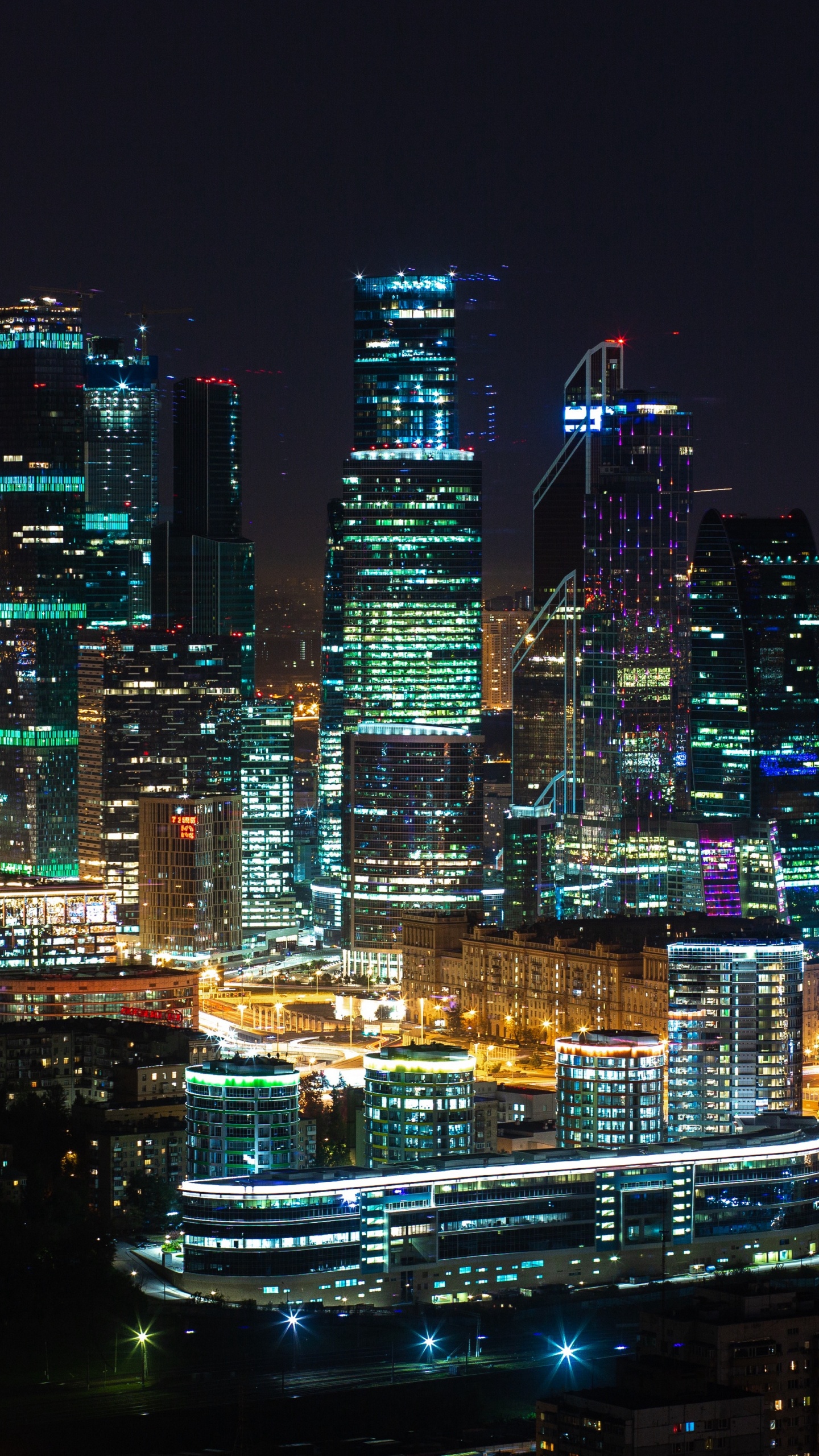 Horizon de la Ville Pendant la Nuit. Wallpaper in 1440x2560 Resolution