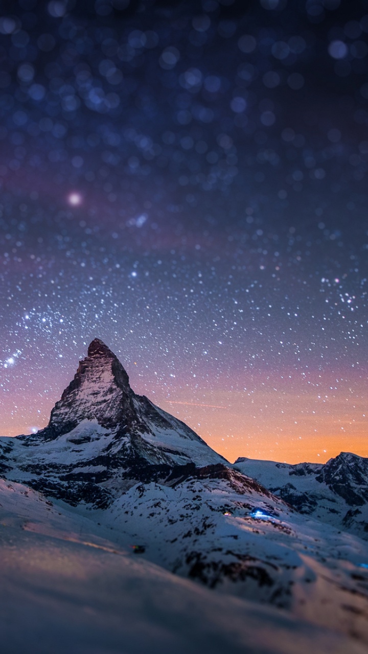 Montagne Couverte de Neige Sous la Nuit Étoilée. Wallpaper in 720x1280 Resolution