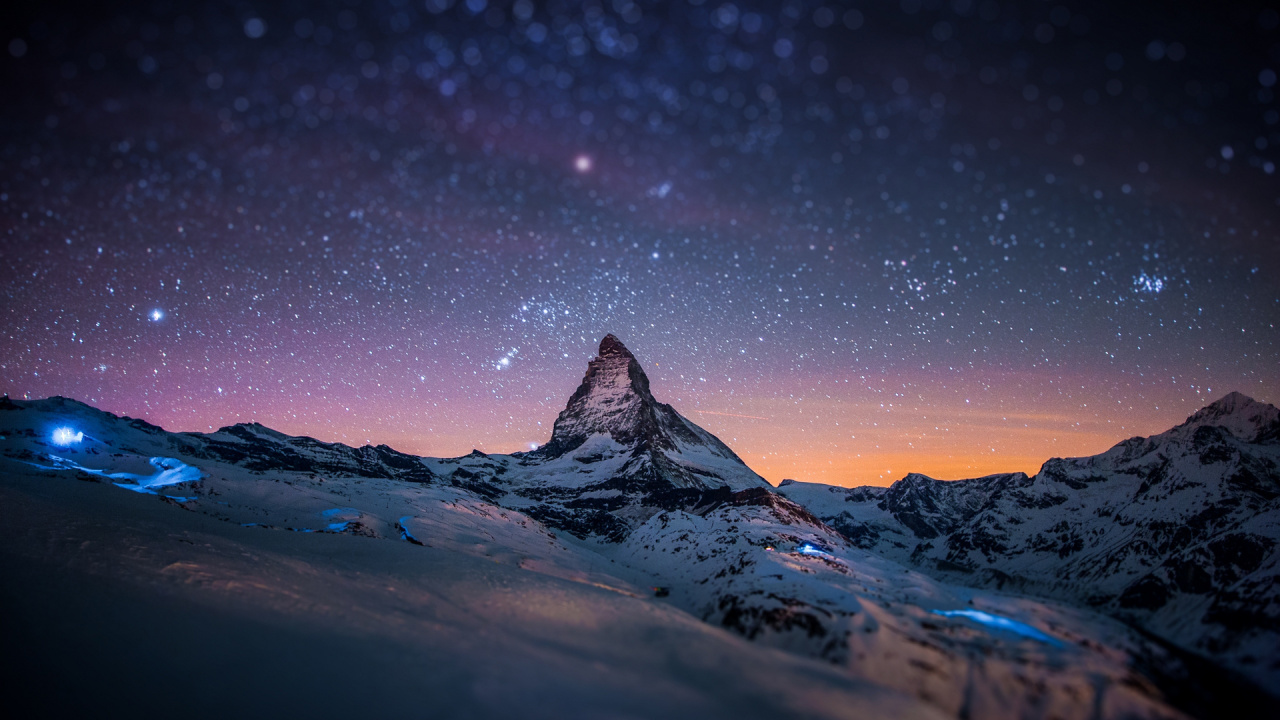 Montaña Cubierta de Nieve Bajo la Noche Estrellada. Wallpaper in 1280x720 Resolution