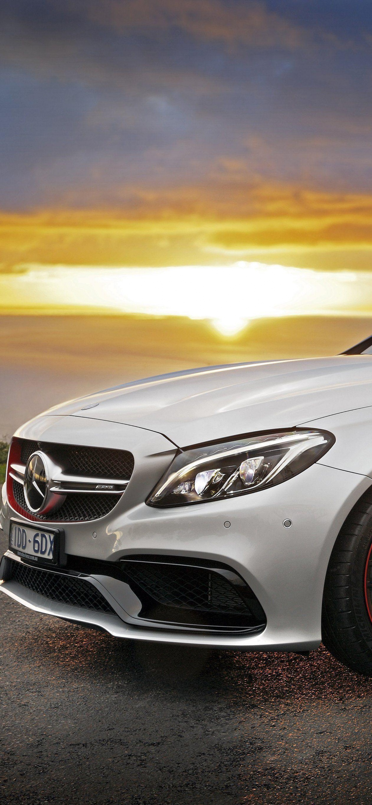 Silver Mercedes Benz Coupé Sur Route Goudronnée Gris Pendant le Coucher du Soleil. Wallpaper in 1242x2688 Resolution