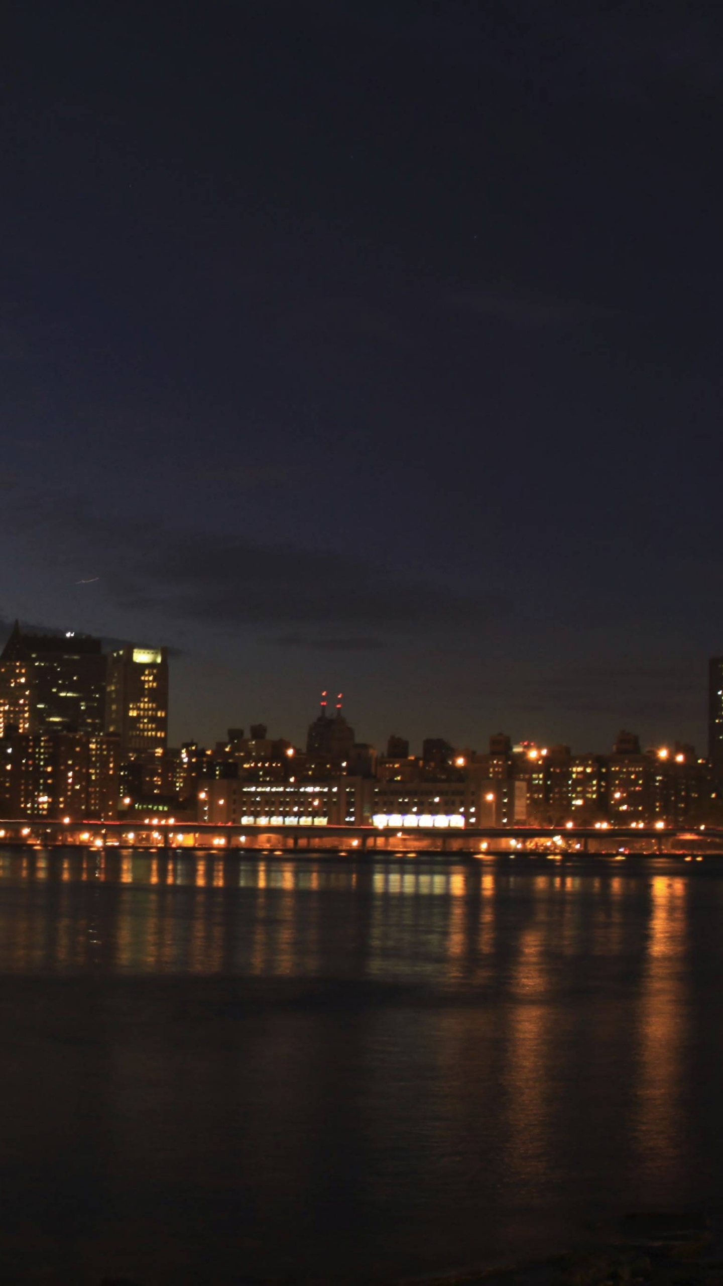 Horizonte de la Ciudad Durante la Noche. Wallpaper in 1440x2560 Resolution