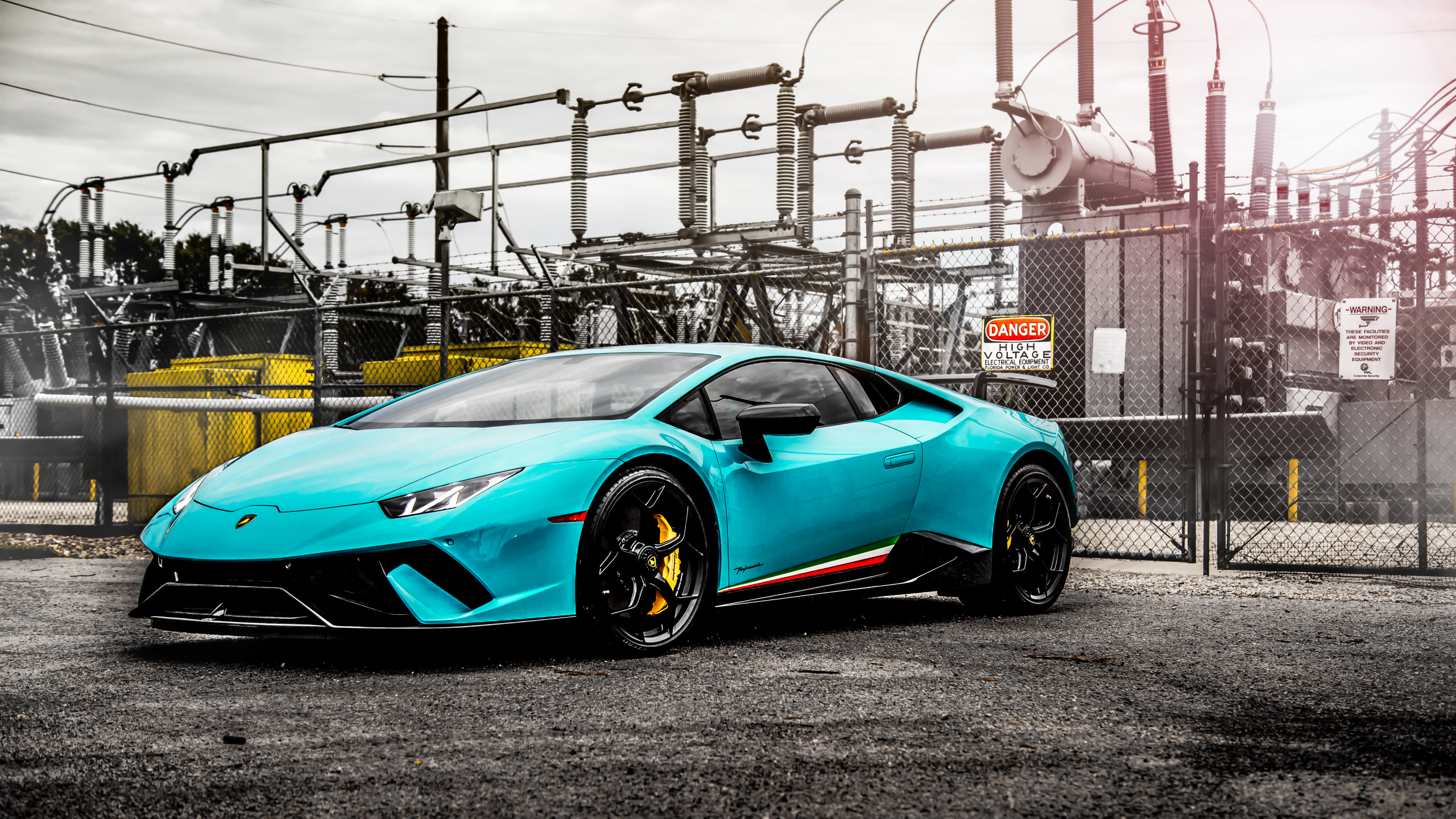 Ferrari 458 Italia Rojo Estacionado Cerca de la Valla de Metal Gris Durante el Día. Wallpaper in 2560x1440 Resolution