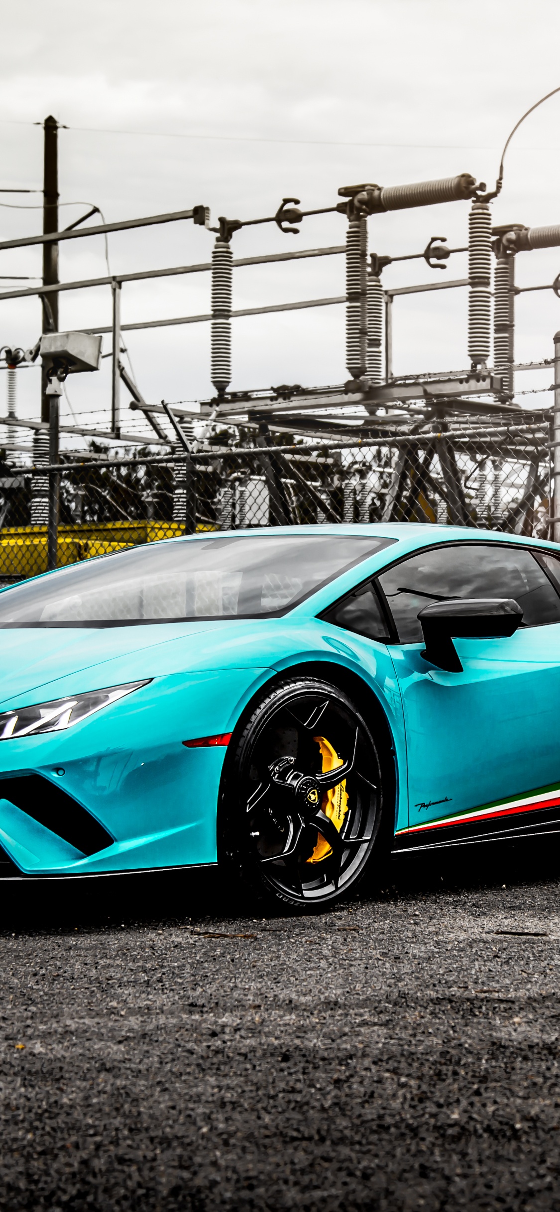 Roter Ferrari 458 Italia Tagsüber in Der Nähe Des Grauen Metallzauns Geparkt. Wallpaper in 1125x2436 Resolution