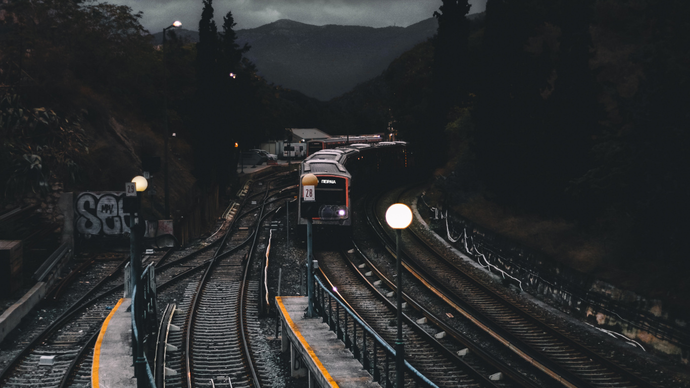Train Sur la Voie Ferrée Pendant la Journée. Wallpaper in 1366x768 Resolution