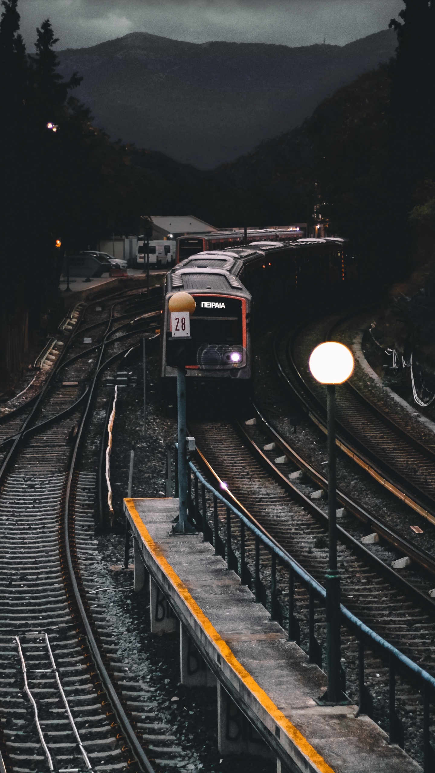 Train Sur la Voie Ferrée Pendant la Journée. Wallpaper in 1440x2560 Resolution