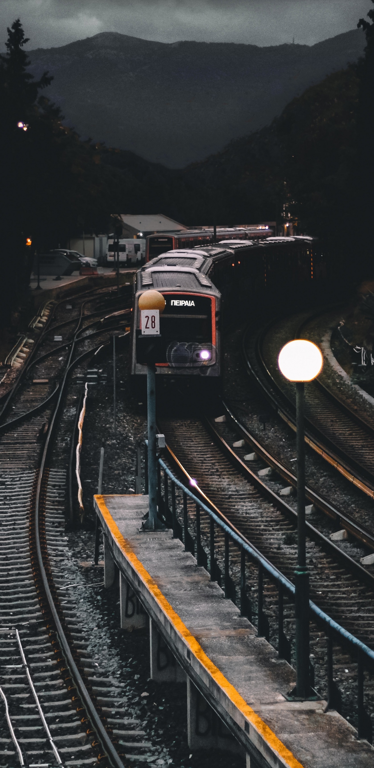 Train Sur la Voie Ferrée Pendant la Journée. Wallpaper in 1440x2960 Resolution