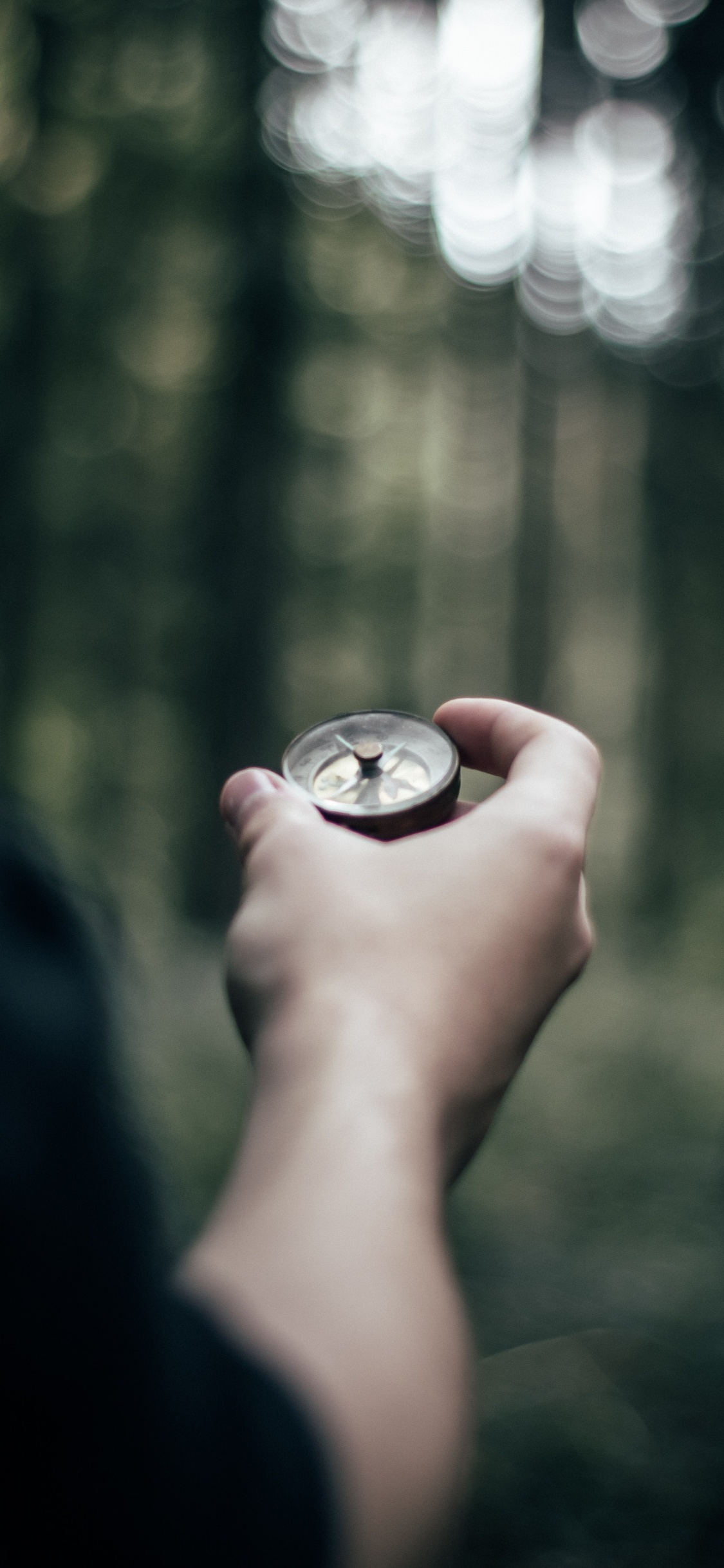 Person Holding Silver Round Coin. Wallpaper in 1125x2436 Resolution