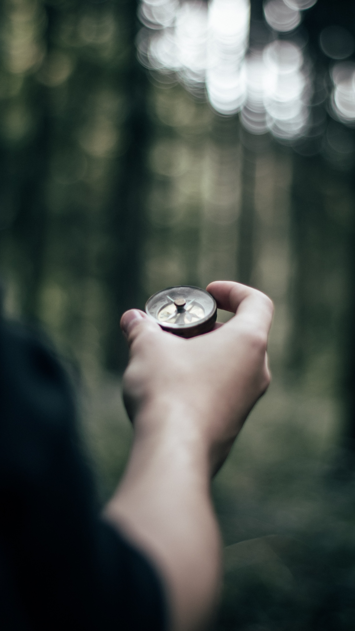 Person Holding Silver Round Coin. Wallpaper in 1440x2560 Resolution