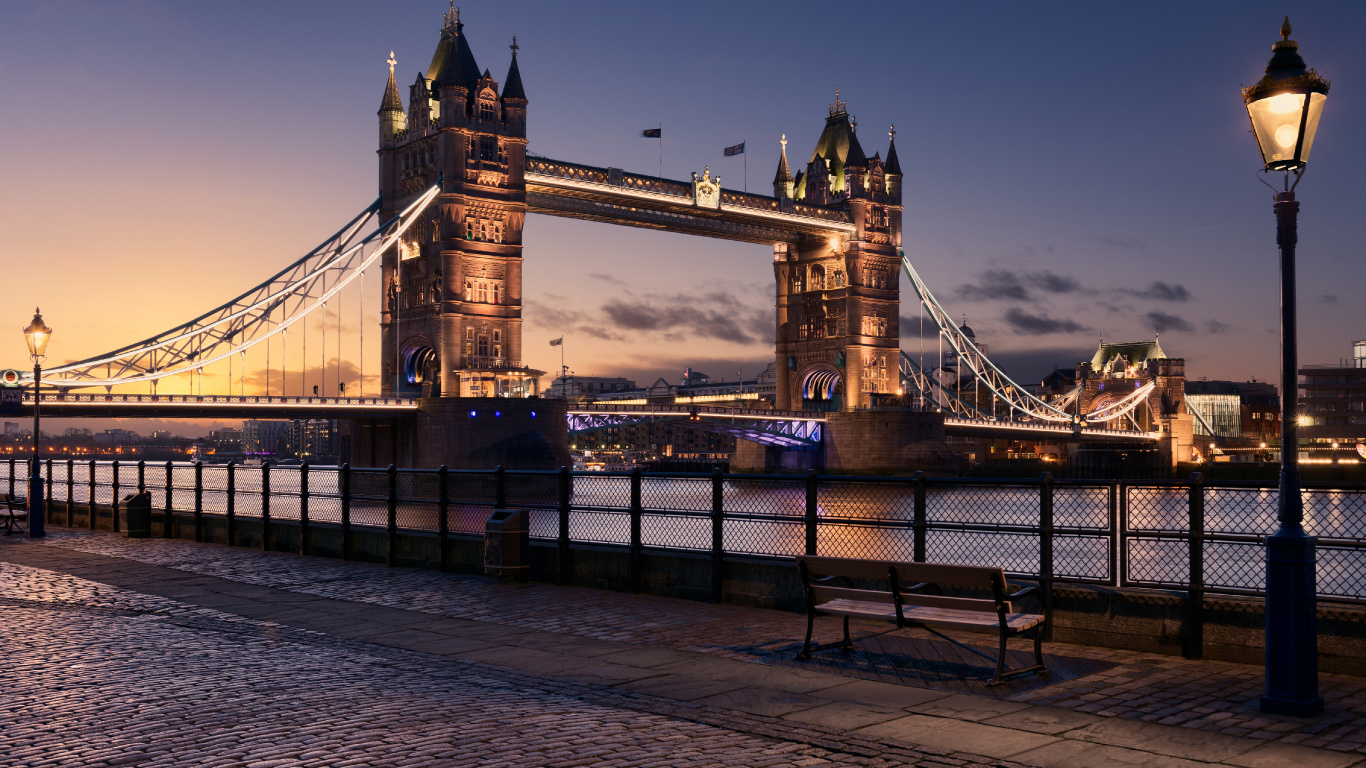 Puente Sobre el Agua Durante la Noche. Wallpaper in 1366x768 Resolution