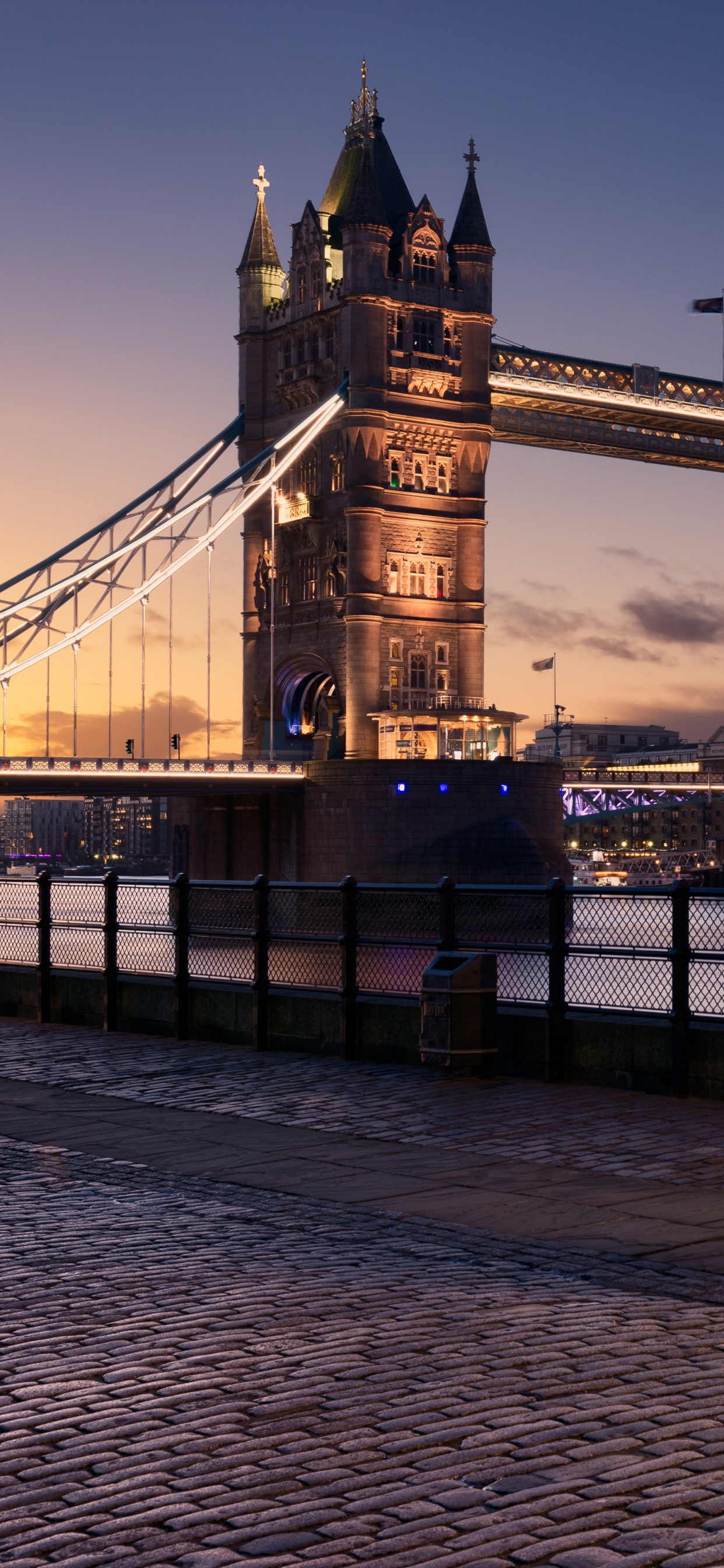 Pont Au-dessus de L'eau Pendant la Nuit. Wallpaper in 1242x2688 Resolution