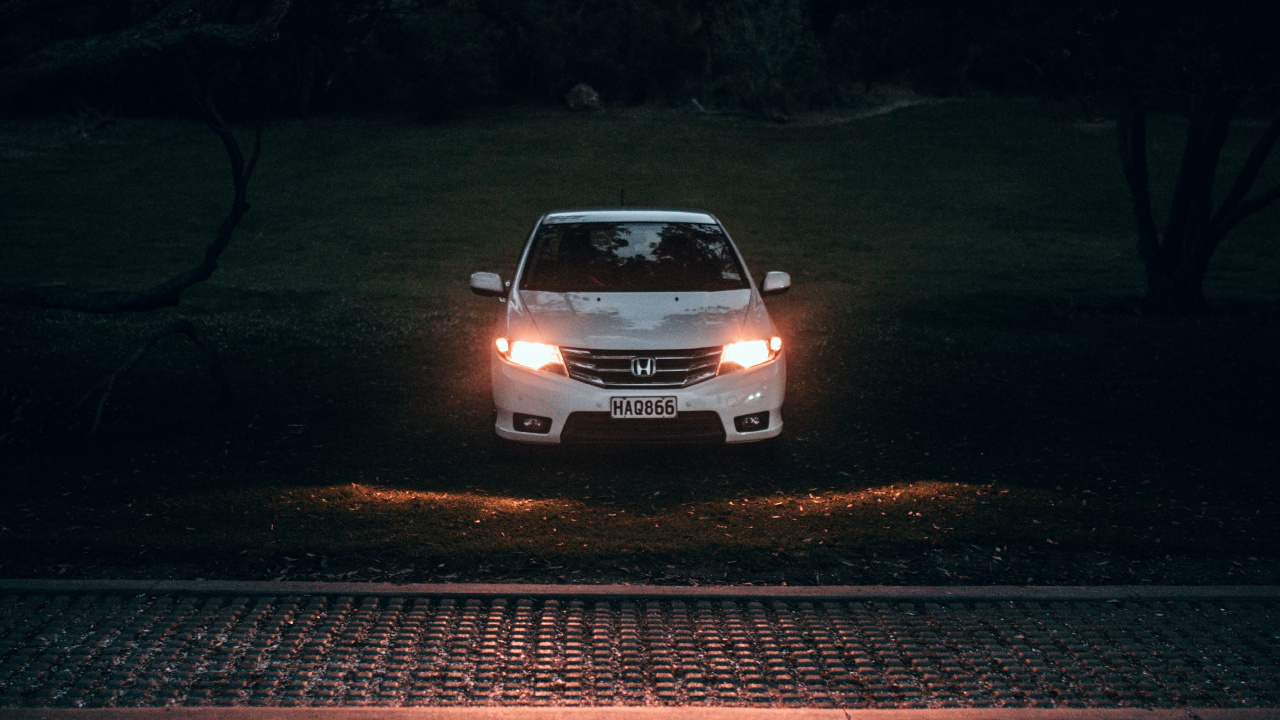 Coche Blanco en la Carretera Durante la Noche. Wallpaper in 1280x720 Resolution