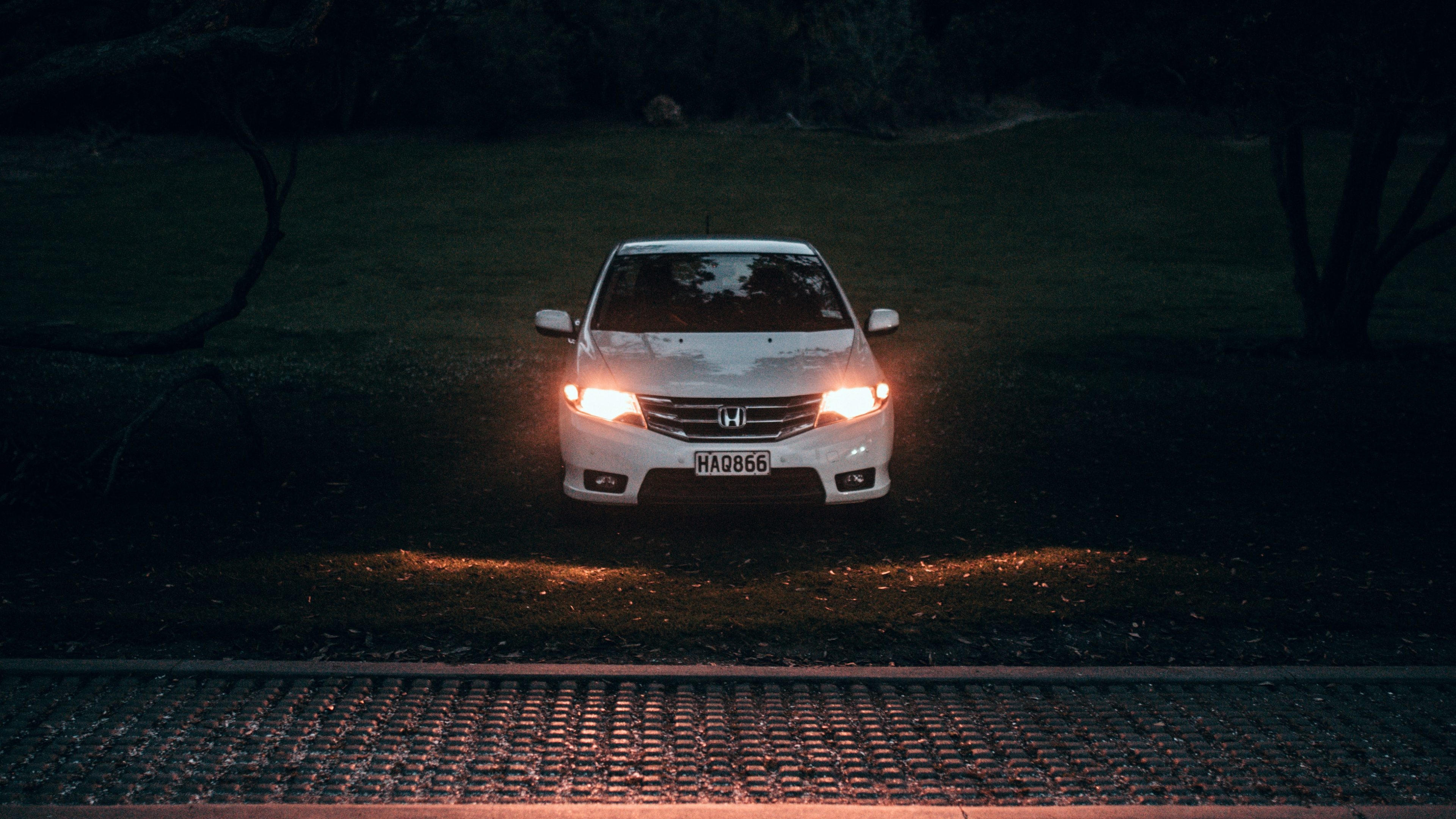 Coche Blanco en la Carretera Durante la Noche. Wallpaper in 3840x2160 Resolution