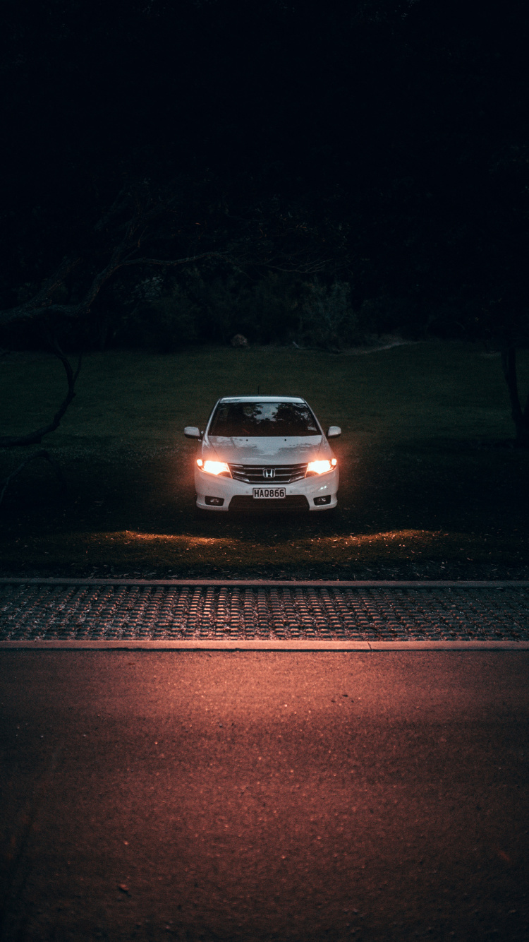 Coche Blanco en la Carretera Durante la Noche. Wallpaper in 750x1334 Resolution