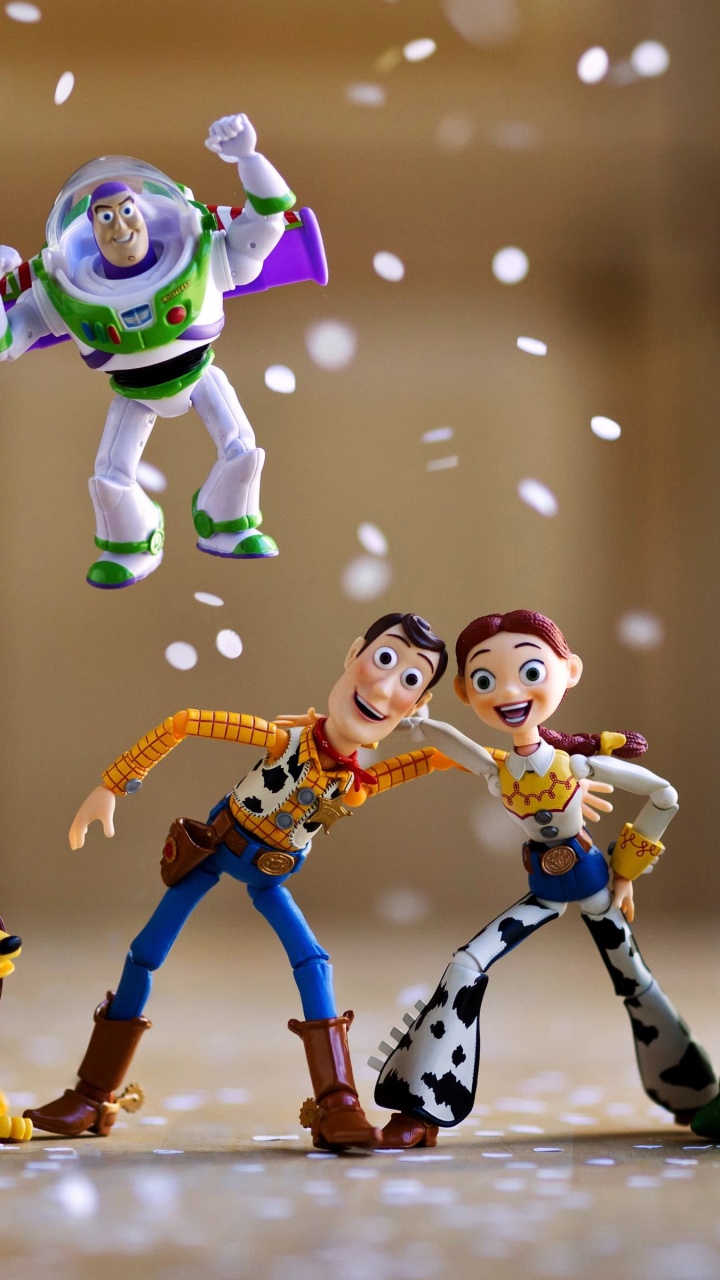 Grüner Frosch Und Braunhaarige Männliche Plastikspielzeuge. Wallpaper in 720x1280 Resolution