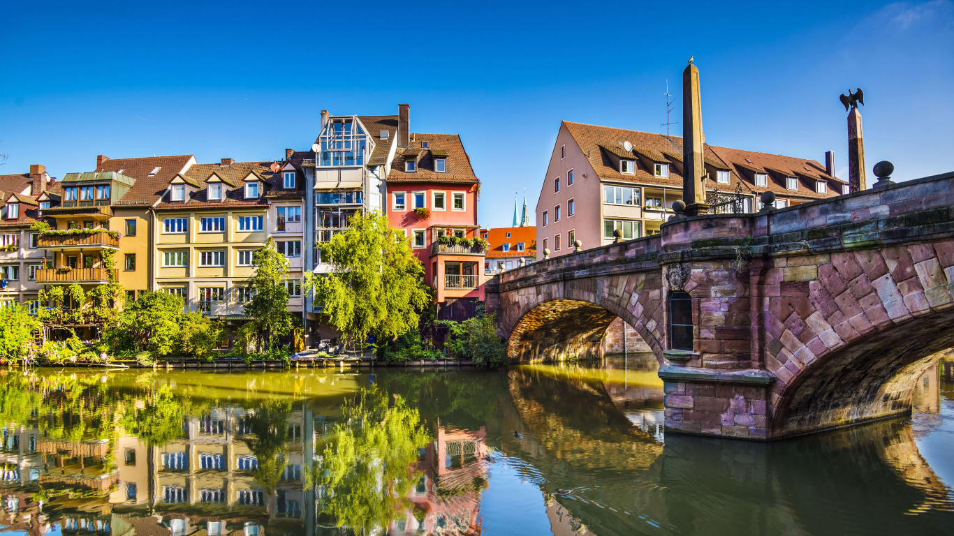 Braunes Betongebäude in Der Nähe Des Flusses Tagsüber. Wallpaper in 1366x768 Resolution