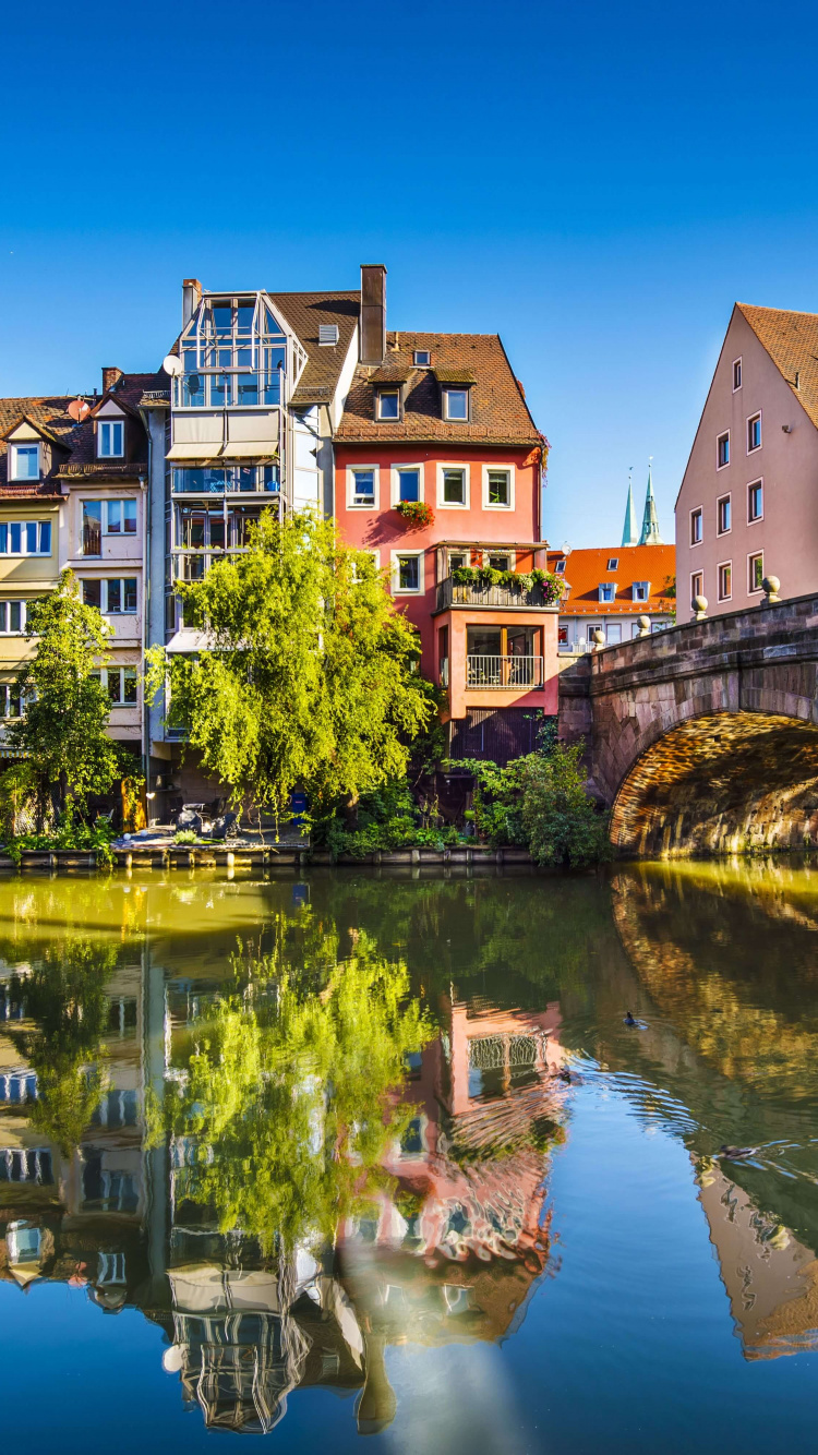 Braunes Betongebäude in Der Nähe Des Flusses Tagsüber. Wallpaper in 750x1334 Resolution