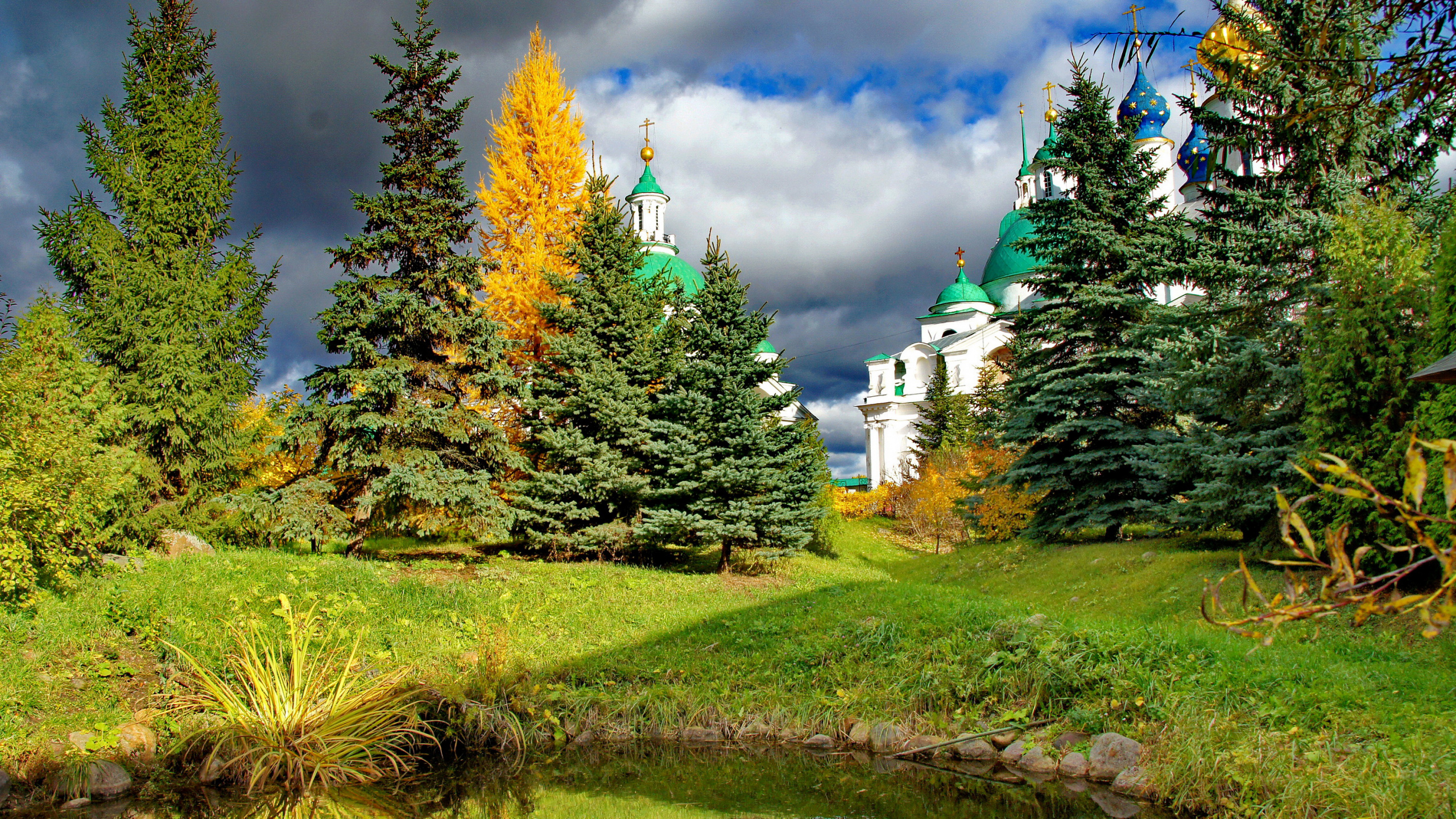 Champ D'herbe Verte Près D'un Bâtiment en Béton Blanc Sous un Ciel Bleu Pendant la Journée. Wallpaper in 2560x1440 Resolution