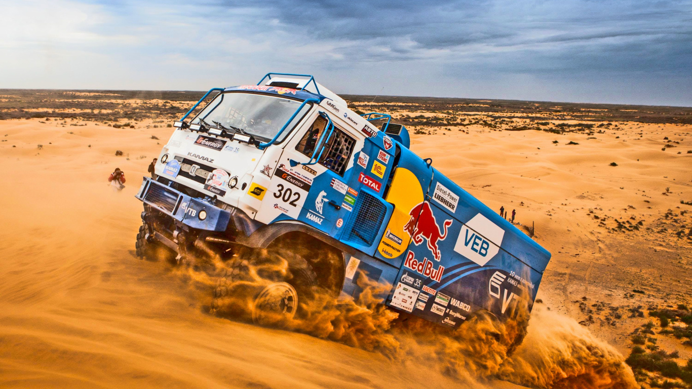 SUV Azul y Blanco Sobre Arena Marrón Durante el Día. Wallpaper in 1366x768 Resolution