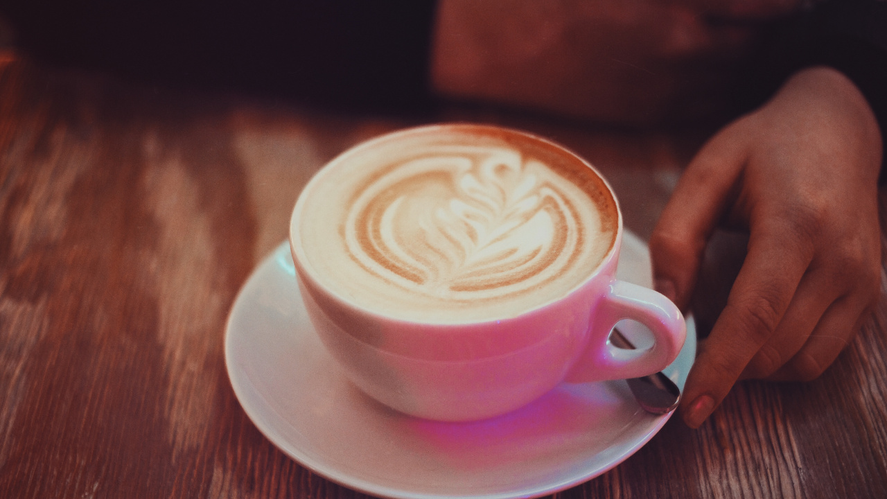 Weiße Keramiktasse Mit Untertasse. Wallpaper in 1280x720 Resolution