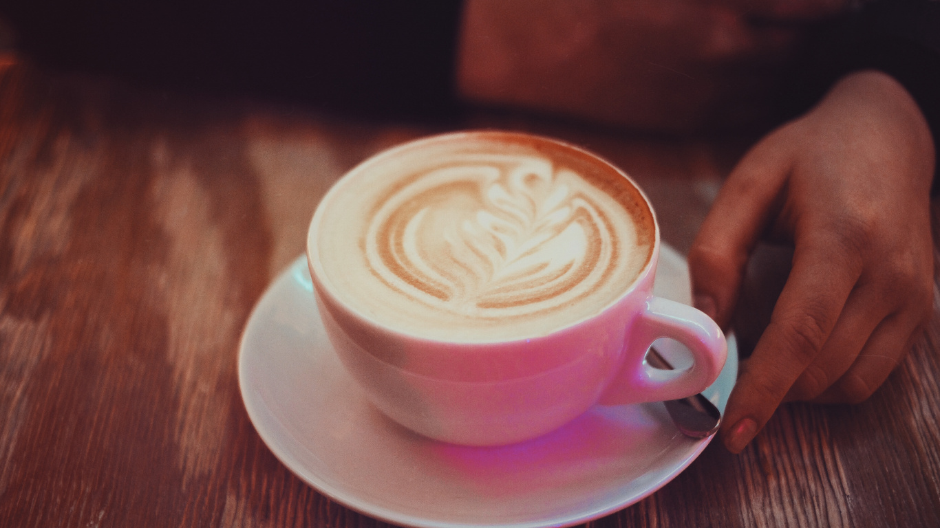 Weiße Keramiktasse Mit Untertasse. Wallpaper in 1366x768 Resolution