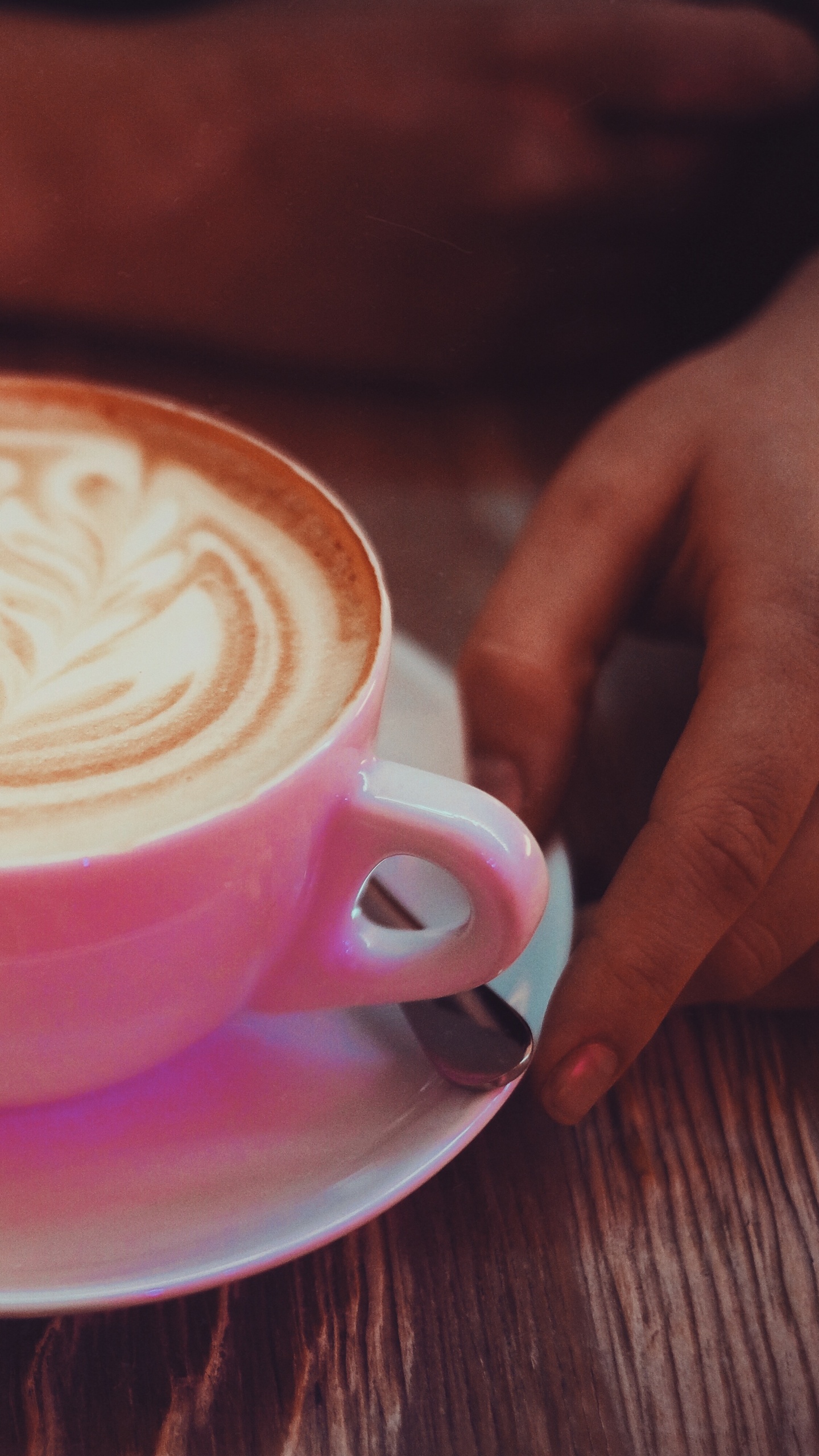 Weiße Keramiktasse Mit Untertasse. Wallpaper in 1440x2560 Resolution